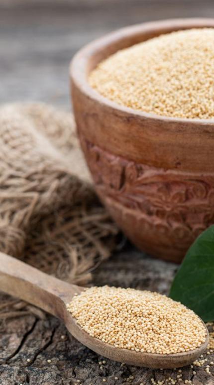 ο αμάρανθος σε ξύλινο μπολ και σε ξύλινο κουτάλι που ρίχει τη χοληστερίνη