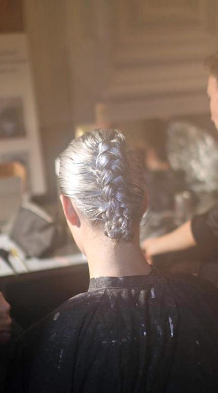 «Grey blending»: Η νέα viral τεχνική που αναδεικνύει τα γκρίζα μαλλιά χωρίς έντονη ρίζα