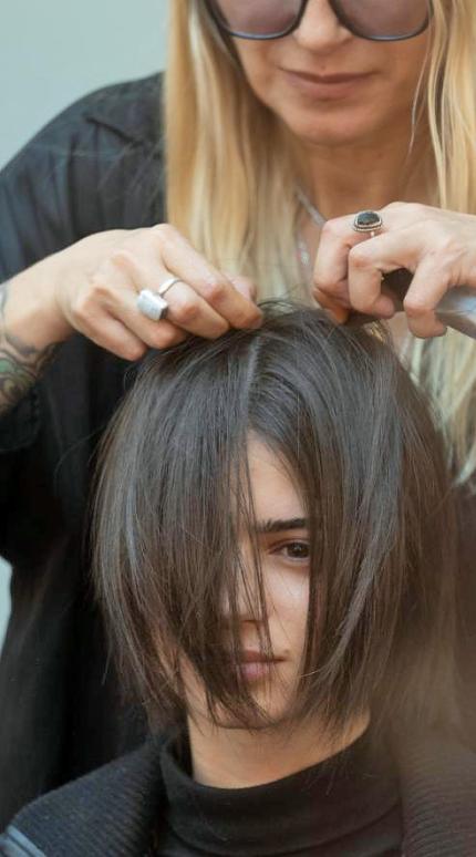 Ο κομμωτής των σταρ Κρις Έιπλτον αποκαλύπτει τα 4 κουρέματα που «βαραίνουν» το πρόσωπο και προσθέτουν χρόνια