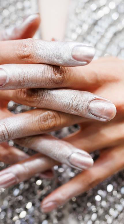 Λέμε αντίο στα λαμπερά βερνίκια νυχιών και τα έντονα αρώματα; Ποια προϊόντα ομορφιάς δεν θα χρησιμοποιούνται πλέον και γιατί;