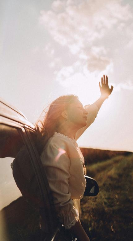 νέα γυναίκα σε αυτοκίνητο στην εξοχή