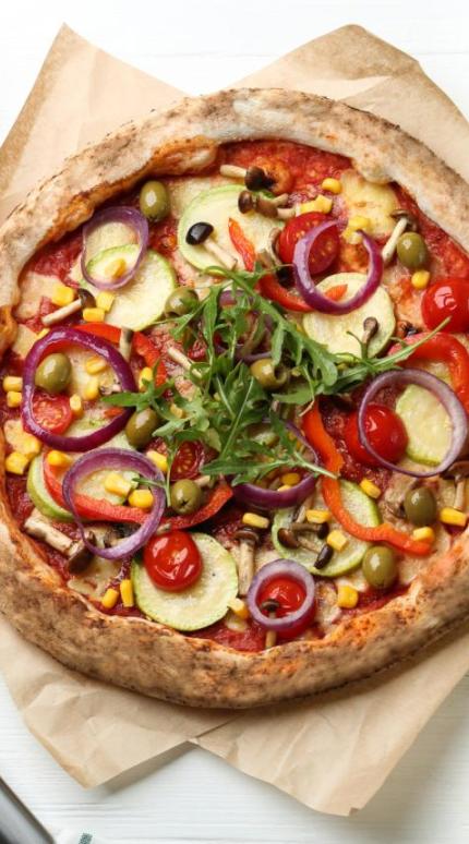 Πίτσα με γαλοπούλα και λαχανικά / Φωτογραφία: Shutterstock