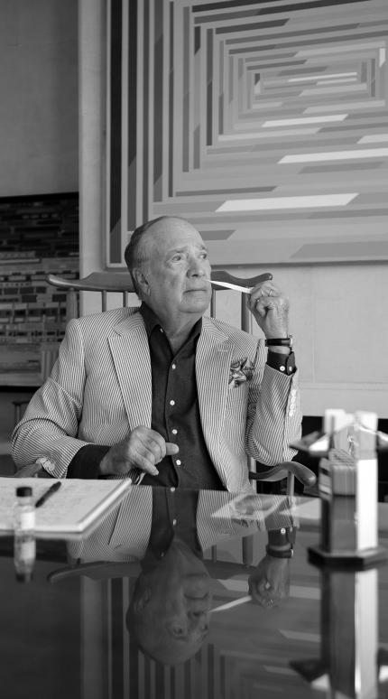 Olivier Creed στο γραφείο του