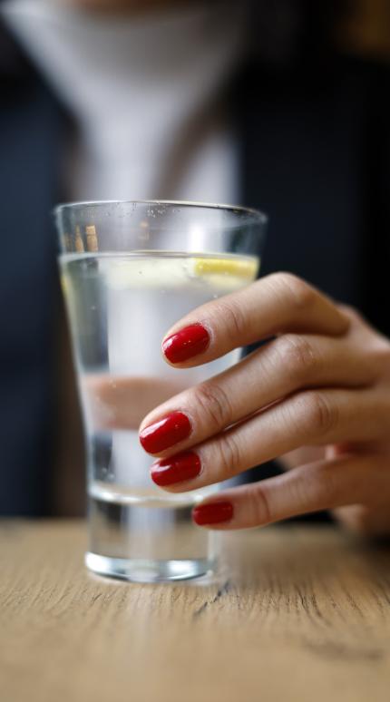 Τι συμβαίνει πραγματικά όταν πίνετε αρκετό νερό κάθε μέρα, σύμφωνα με διαιτολόγους