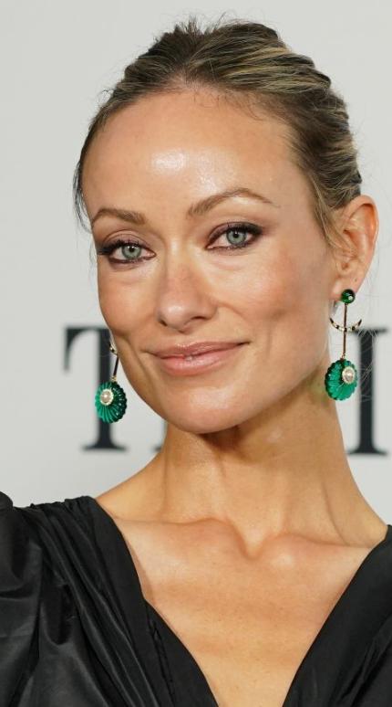 H Olivia Wilde με μαύρο φόρεμα σε εκδήλωση