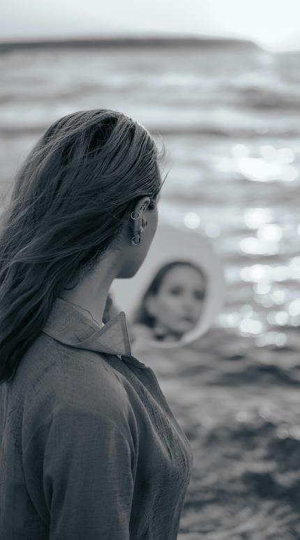 Μιλάτε μόνοι σας; Η Ψυχολογία αποκαλύπτει τι σημαίνει πραγματικά αυτή η συνήθεια
