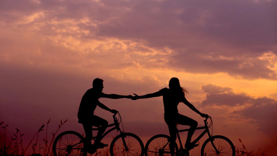 Δύο νέοι με ποδήλατο που έλκονται