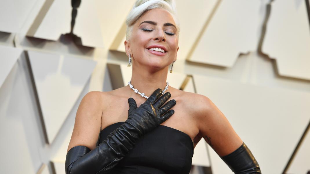 η Lady Gaga χαμογελά με μαύρο φόρεμα στα βραβεία Όσκαρ
