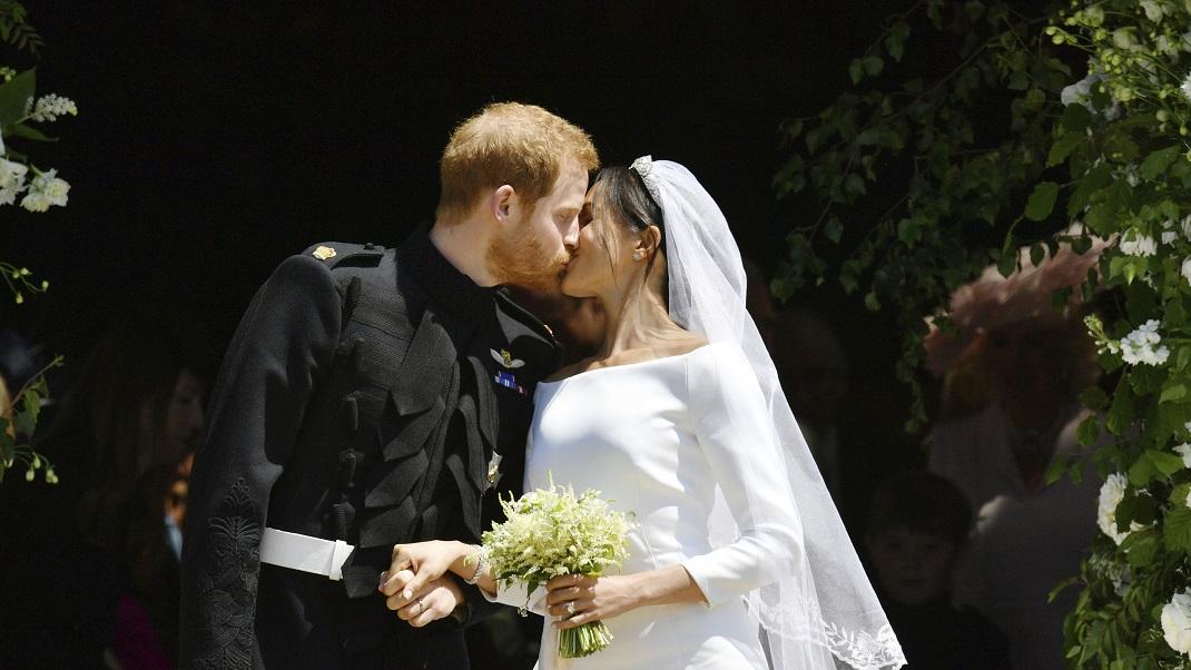 Ο Πρίγκιπας Χάρι φιλά τη Μέγκαν Μαρκλ την ημέρα του γάμου τους