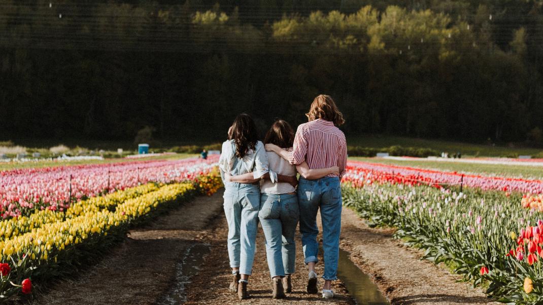Τρεις φίλες σε πάρκο με λουλούδια 