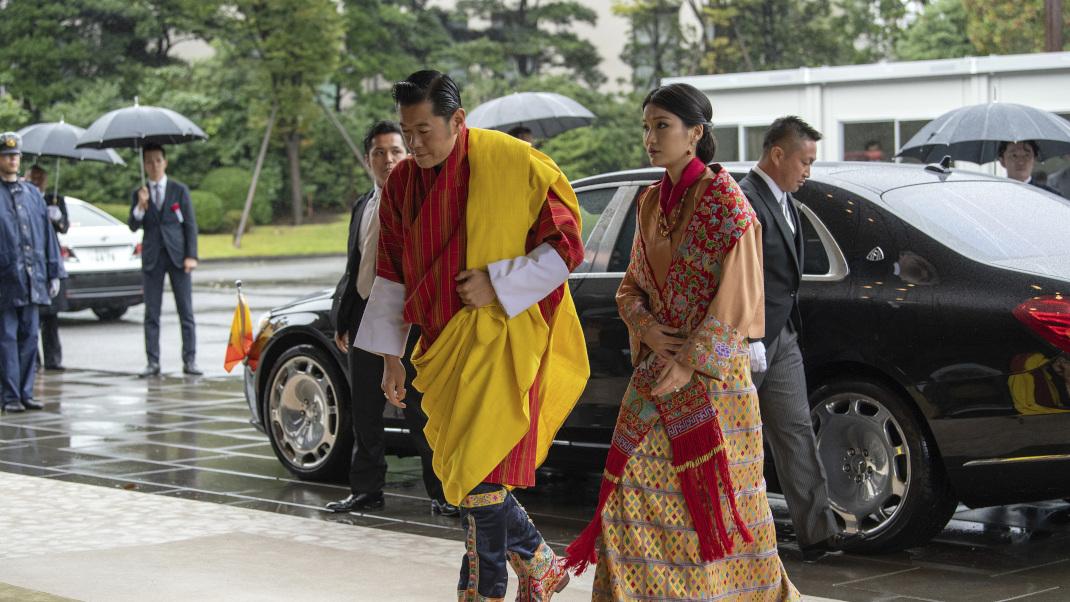 Ο βασιλιάς και η βασίλισσα του Μπουτάν περπατούν