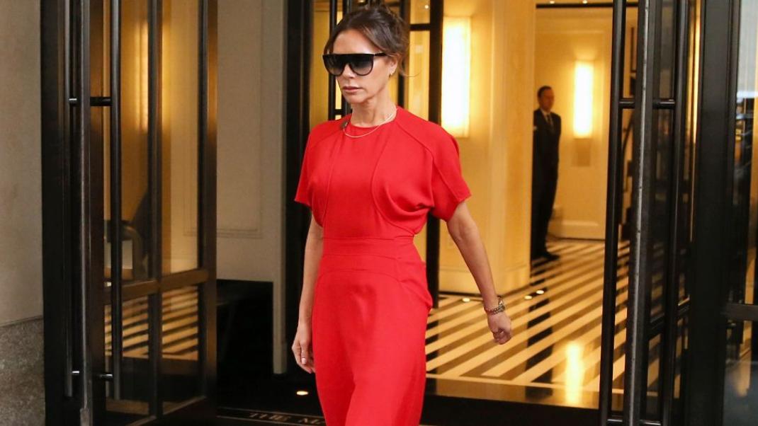 Η Victoria Beckham με κόκκινο φόρεμα και λεοπάρ μπότες