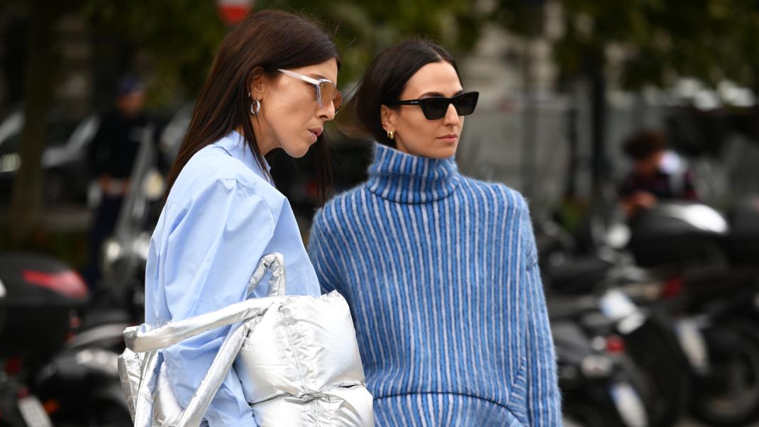 Δύο γυναίκες στην Εβδομάδα Μόδας με γυαλιά 