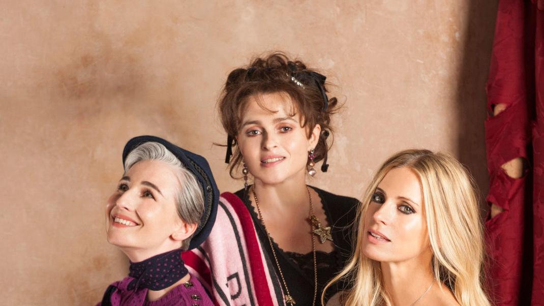 η Helena Bonham Carter με δύο γυναίκες  και κασκόλ σε καμπάνια
