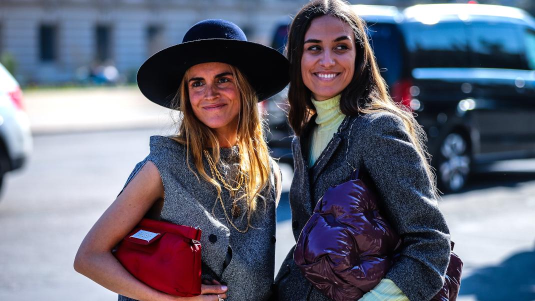γυναίκες χαμογελούν με πανωφόρια στην εβδομάδα μόδας