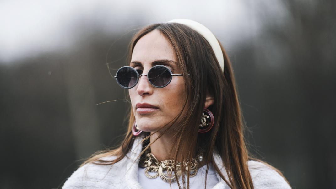 γυναίκα με κοσμήματα, γυαλιά και στέκα στην εβδομάδα μόδας
