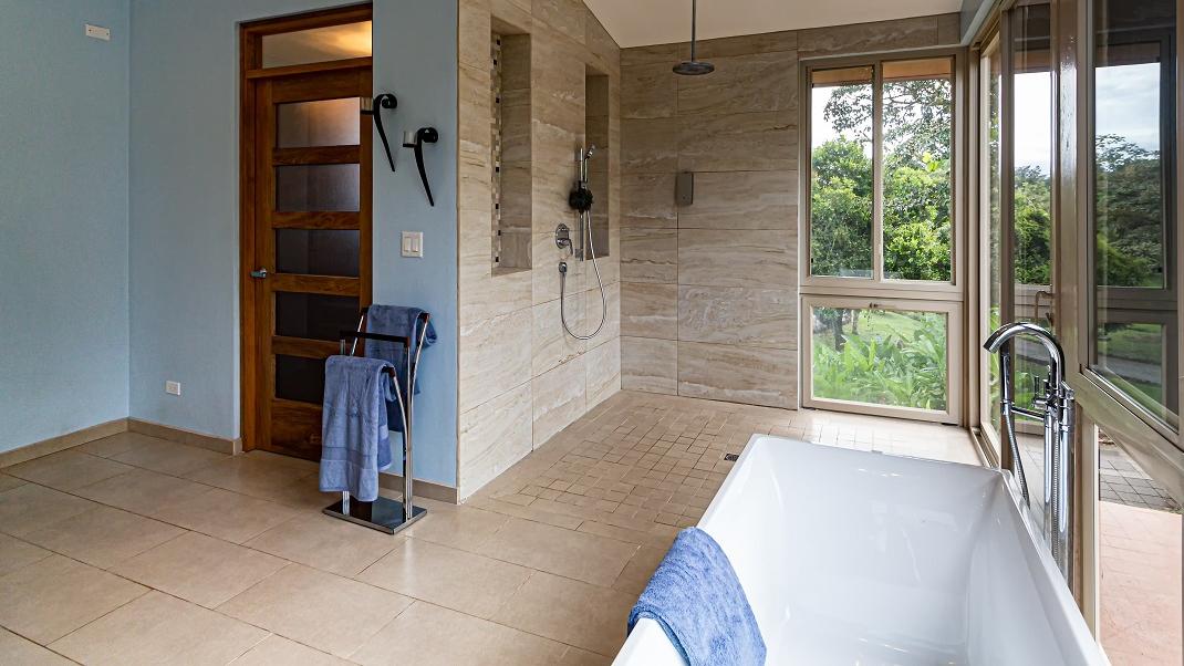 Αρμούς σε πάτωμα του μπάνιου με μπανιέρα, ντουζιέρα και παράθυρο