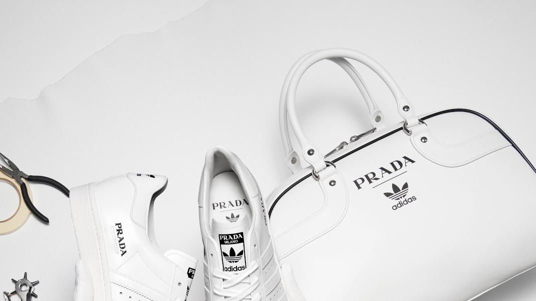 αθλητικά και τσάντα από τη συνεργασία Prada x Adidas