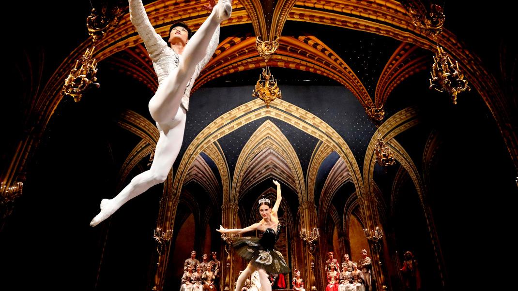 Kimin Kim και Yulia Stepanova στην παράσταση Swan Lake στο Coliseum theatre στο Λονδίνο  