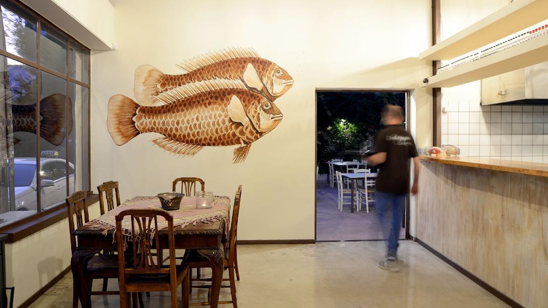 Στο εσωτερικό του εστιατορίου «Το Ψάρι»