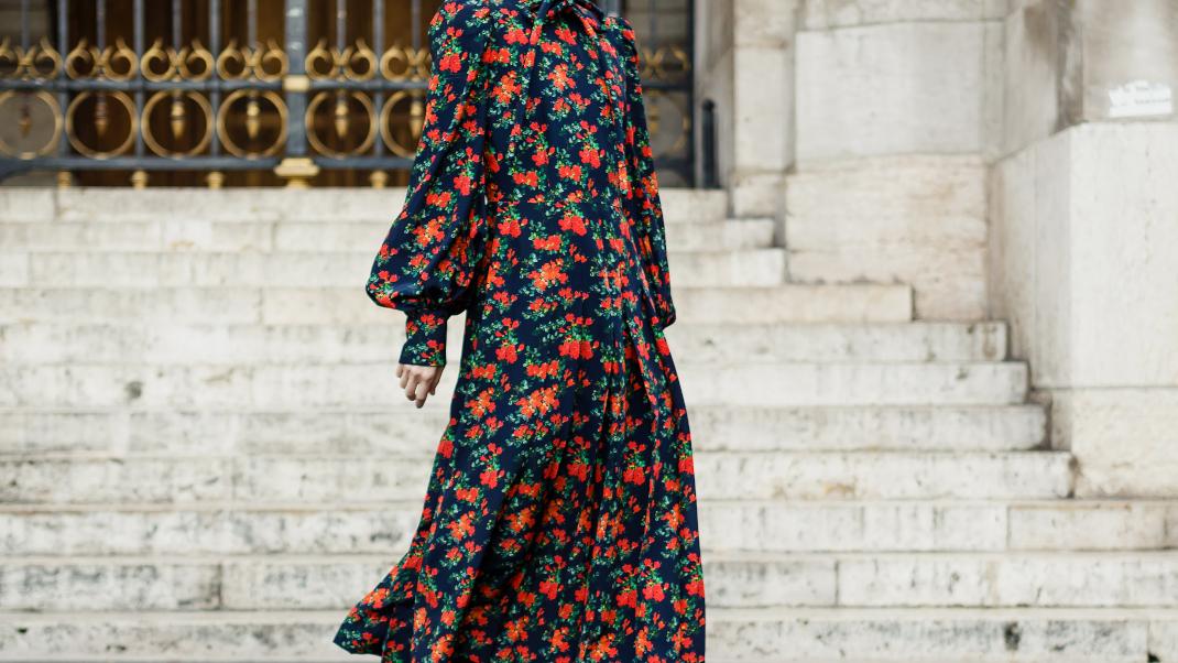 γυναίκα περπατά με φόρεμα στην εβδομάδα μόδας