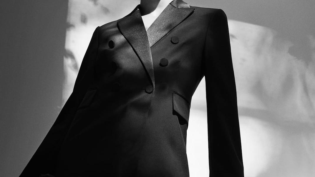 γυναίκα φορά μαύρο σακάκι Zara σε φωτογράφιση