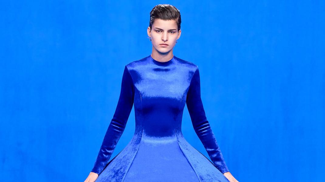 γυναίκα με μπλε φόρεμα στο σόου του Balenciaga