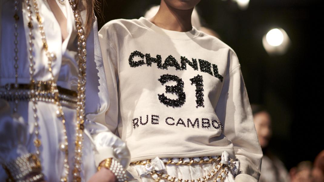 μοντέλα με πουλόβερ αλυσίδες και αξεσουάρ στο σόου του οίκου Chanel