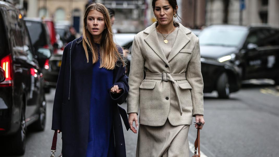 γυναίκες περπατούν στην εβδομάδα μόδας με παλτό και τσάντες