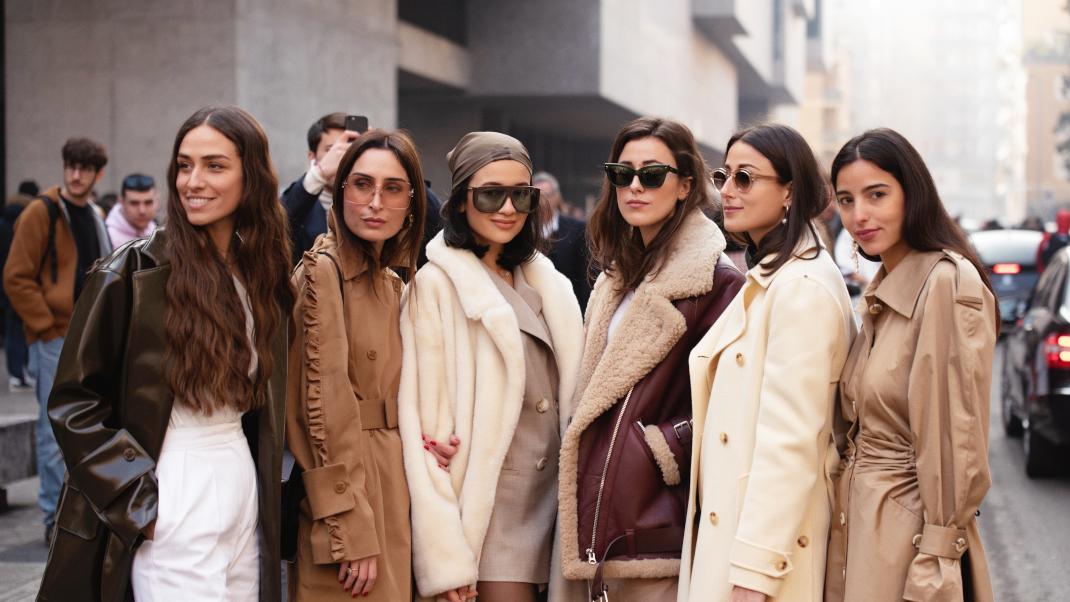 γυναίκες με παλτό και γυαλιά στην εβδομάδα μόδας