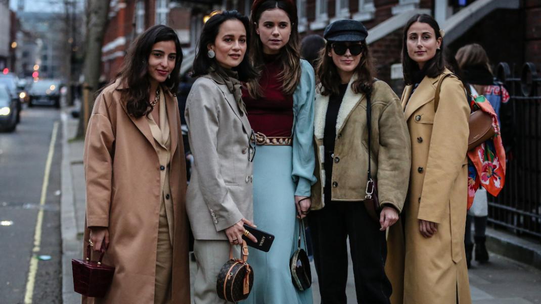 γυναίκες με παλτό και σακάκια στην εβδομάδα μόδας