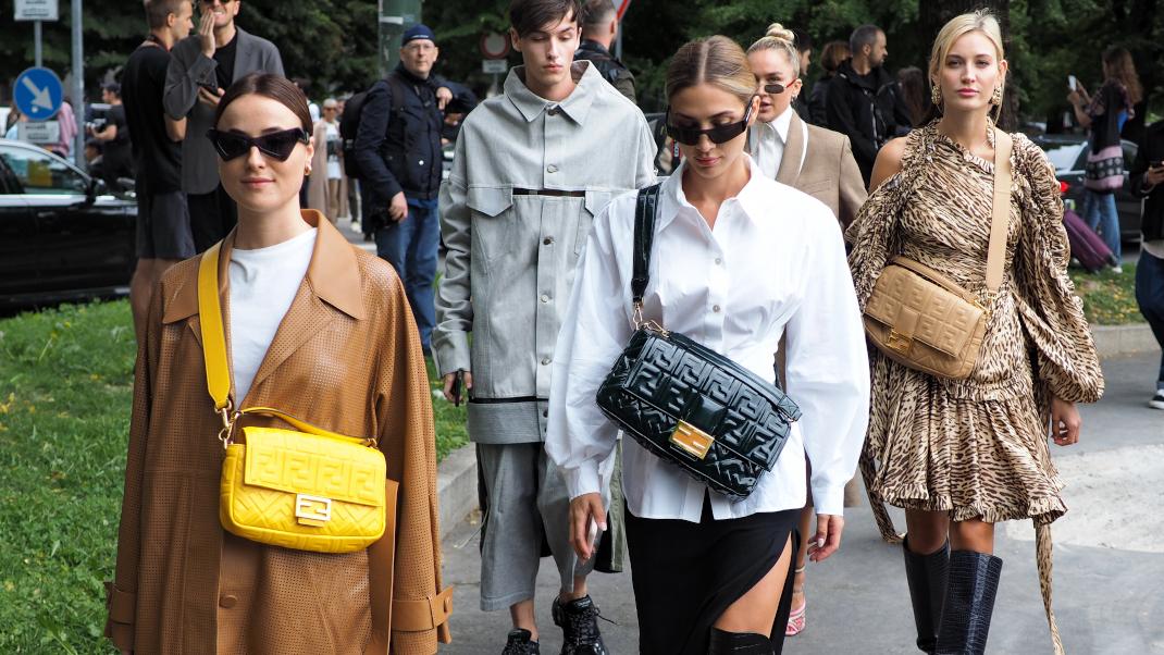 γυναίκες περπατούν στην εβδομάδα μόδας με τσάντες Fendi
