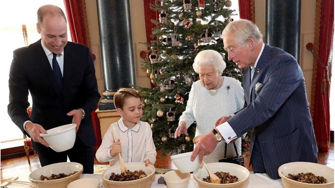 Ο πρίγκιπας Τζορτζ φτιάχνει χριστουγεννιάτικη μπουτίγκα με οικογένεια