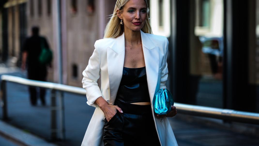 Γυναίκα με λευκό σακάκι στην Εβδομάδα Μόδας 