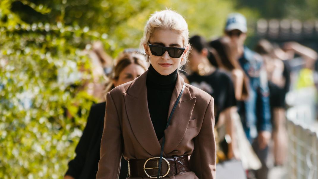 Γυναίκα με παλτό και γυαλιά ηλίου στην Εβδομάδα Μόδας 