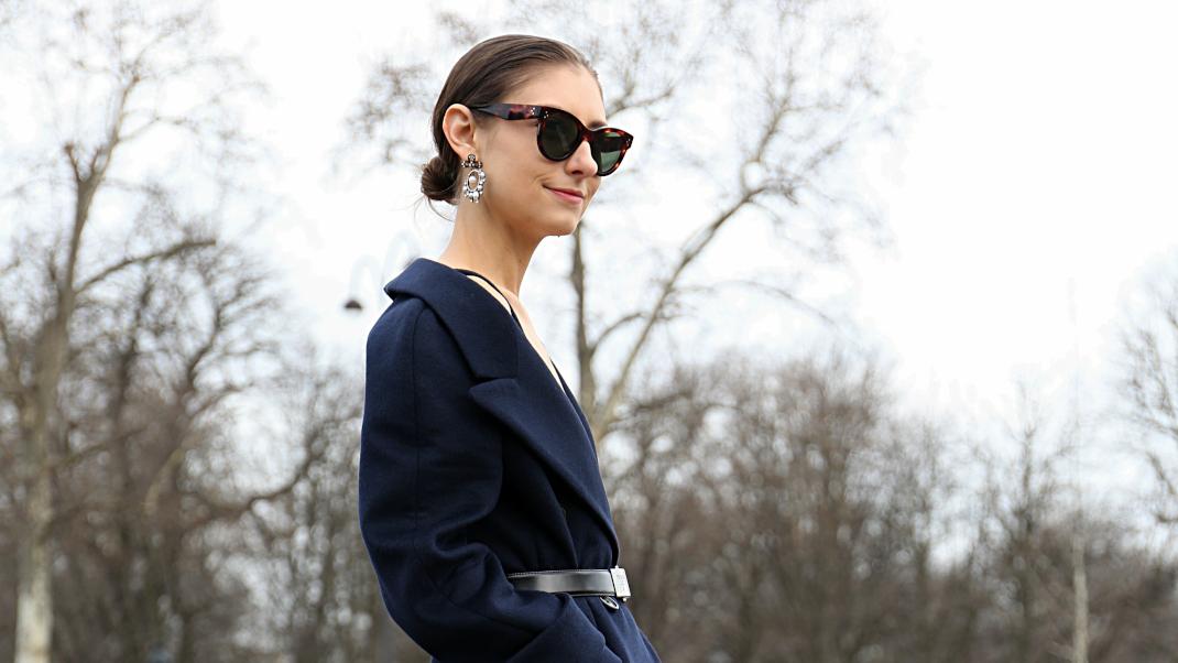 γυναίκα με γυαλιά και παλτό στην εβδομάδα μόδας του Παρισιού