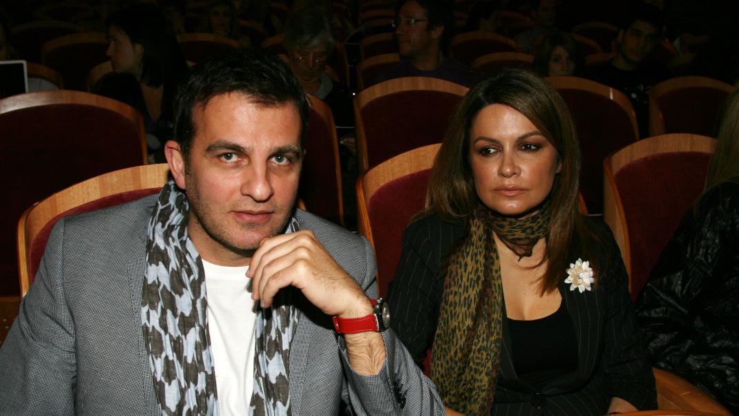 Ο Βασίλης Νομικός και η Μάριον Μιχελιδάκη καθισμένοι στο θέατρο 