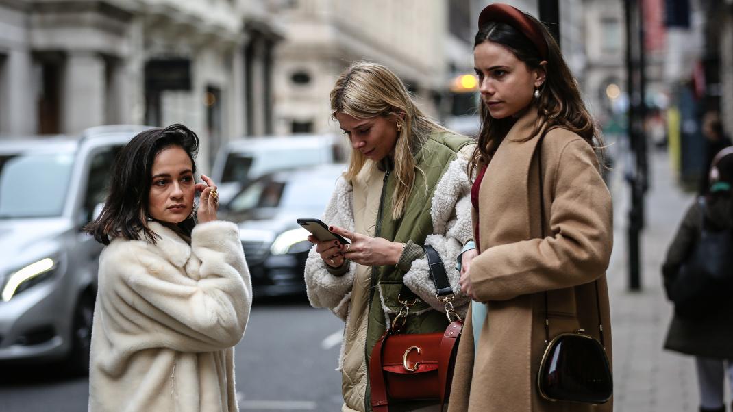 γυναίκες με παλτό και τσάντες στην εβδομάδα μόδας