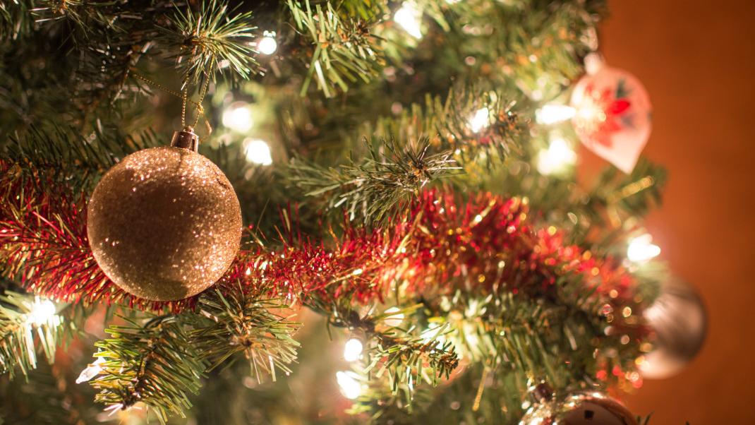 Χριστουγεννιάτικο δέντρο με φωτάκια και μπάλα