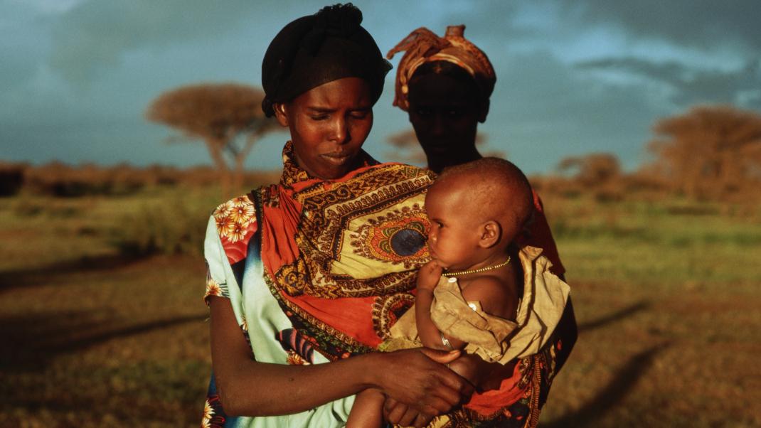 Αφρικανή μητέρα με το παιδί της