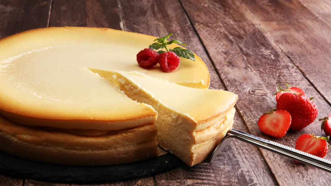 Cheesecake σε τραπέζι