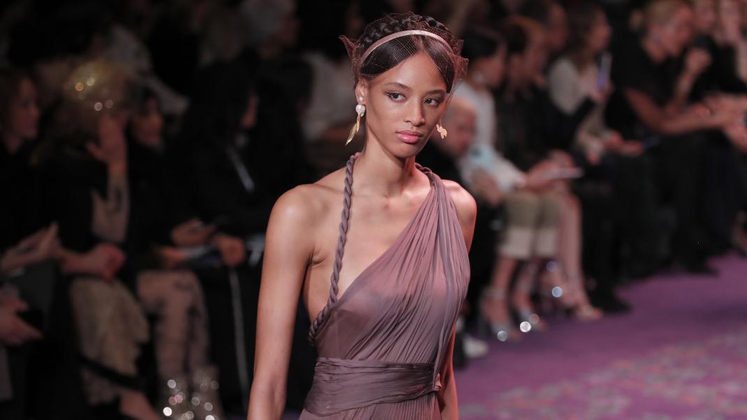 μοντέλο περπατά με φόρεμα και κοσμήματα στο Haute Couture show του οίκου Dior