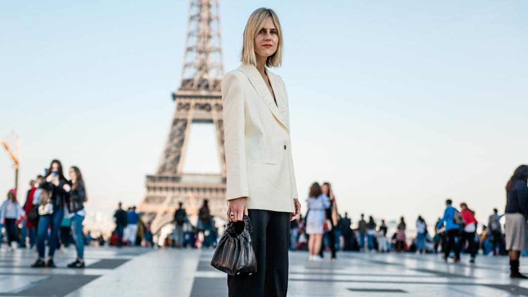γυναίκα με σακάκι και παντελόνι στο Παρίσι