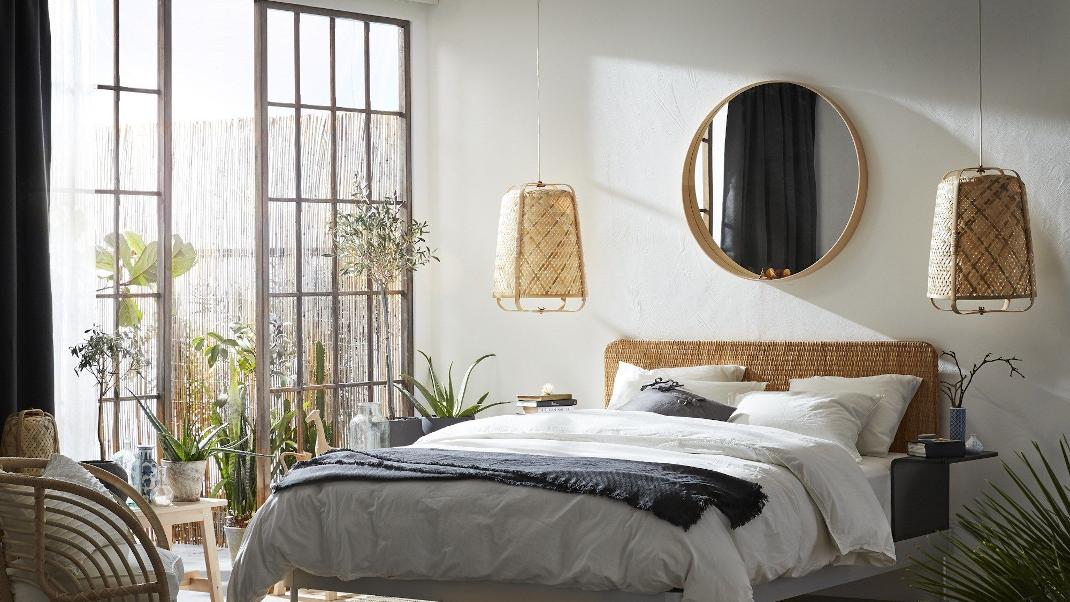 Κρεβατοκάμαρα με καθρέπτη, φωτιστικά, φυτά και πολυθρόνα από την ΙΚΕΑ