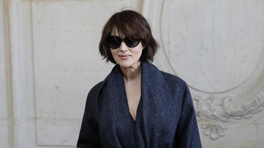 fan Similar Mount Bank Η Μόνικα Μπελούτσι παραδίδει μαθήματα ιταλικής κομψότητας -Eντυπωσίασε με  το στιλ της στο show του οίκου Dior | BOVARY