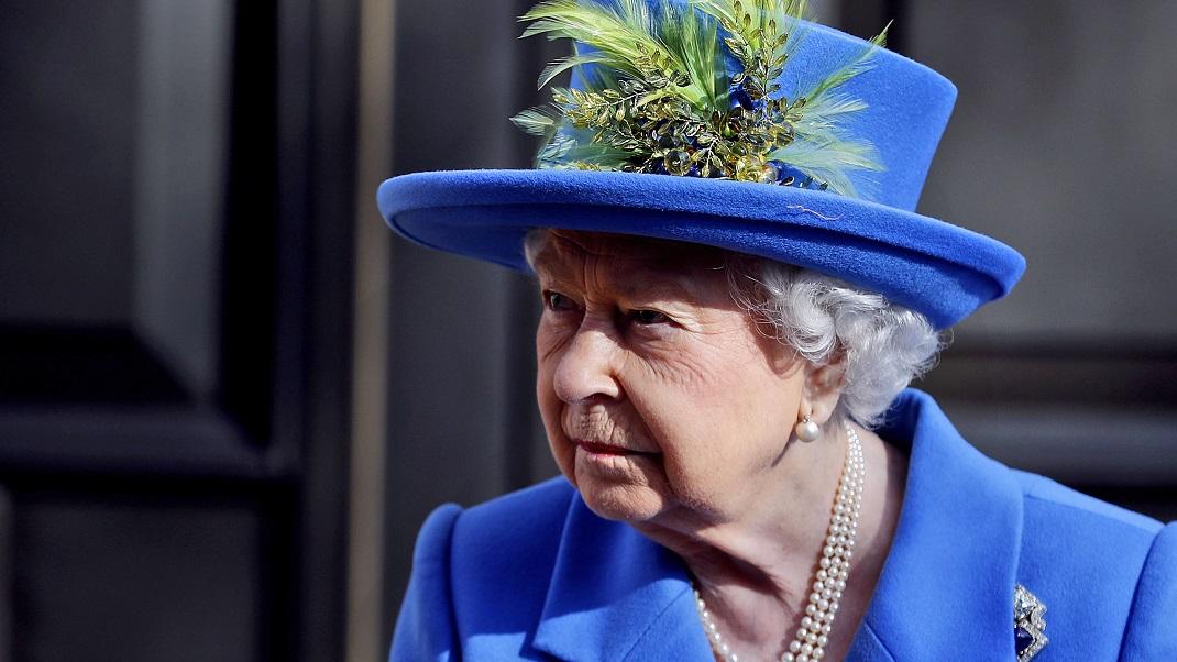 Η βασίλισσα Ελισάβετ με μπλε κοστούμι και καπέλο