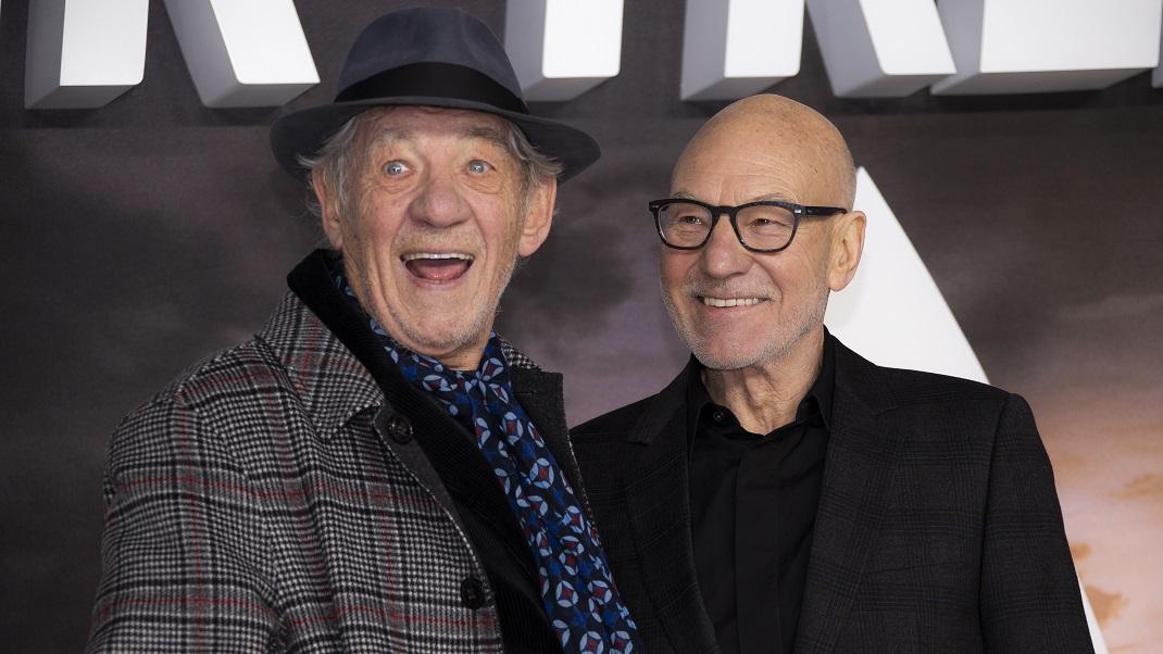  Sir Ian McKellen και Sir Patrick Stewart χαμογελούν στο κόκκινο χαλί πρεμιέρας