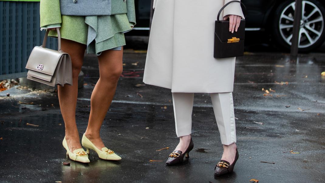 γυναίκες με loafers και τσάντες ποζάρουν στην εβδομάδα μόδας