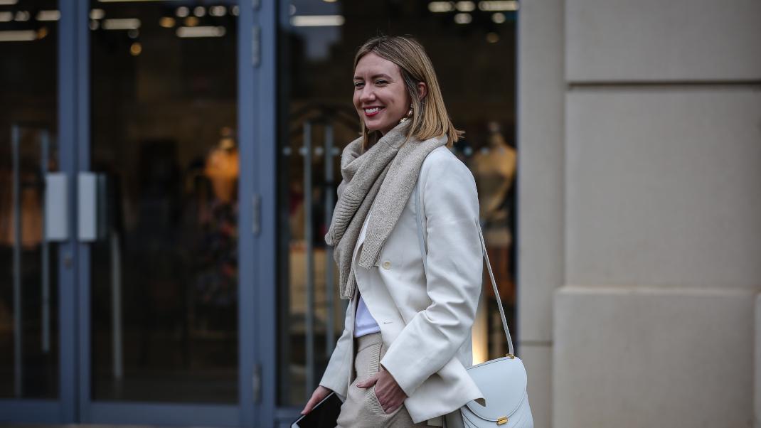 γυναίκα περπατά με σακάκι στην εβδομάδα μόδας