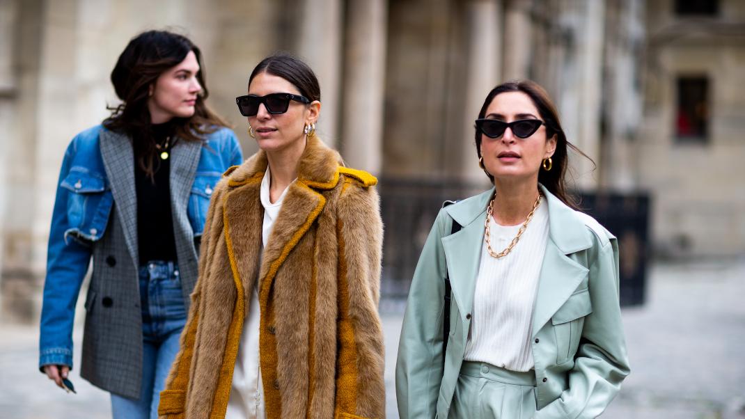 γυναίκες με γυαλιά και παλτό περπατούν στην εβδομάδα μόδας